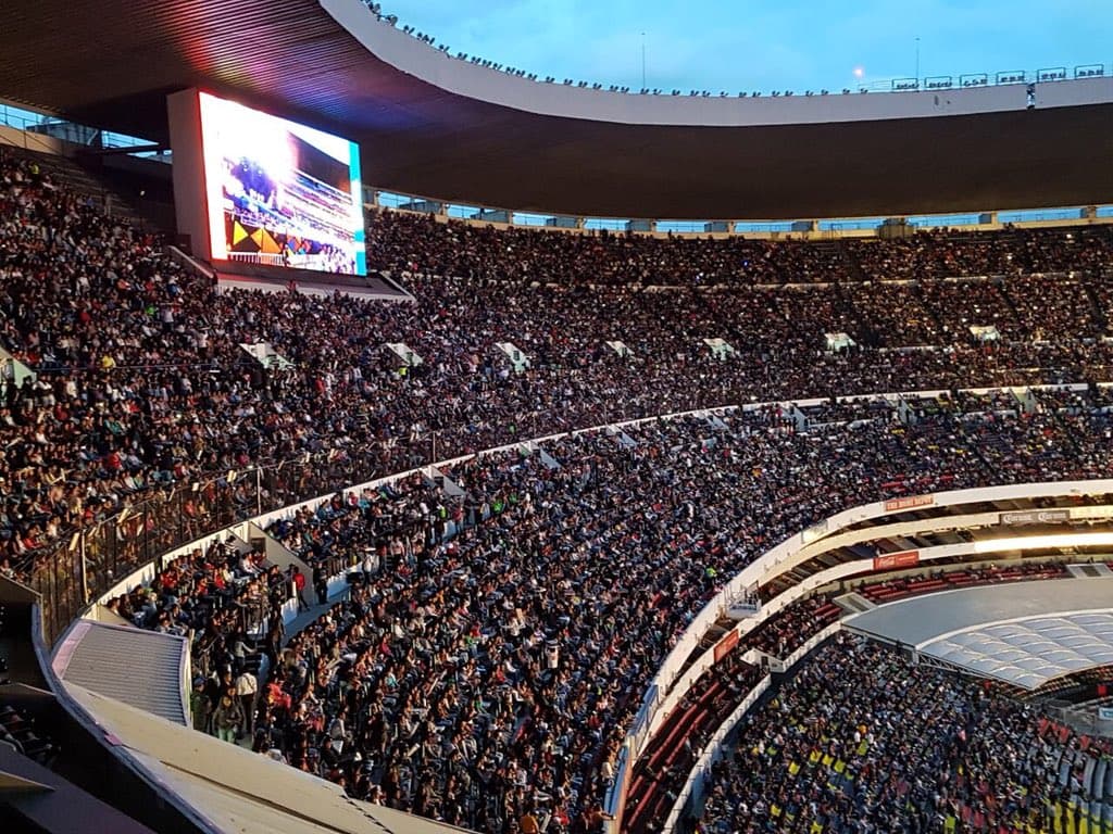 Así lució el llamado 'Coloso de Tlalpan' convertido ayer en un mega escenario de música regional mexicana.