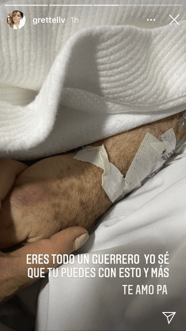 A esta publicación le siguió otra fotografía, en ella se puede ver el brazo de su padre: "Eres todo un guerrero, yo sé que tu puedes con esto y más. Te amo pa", escribió.