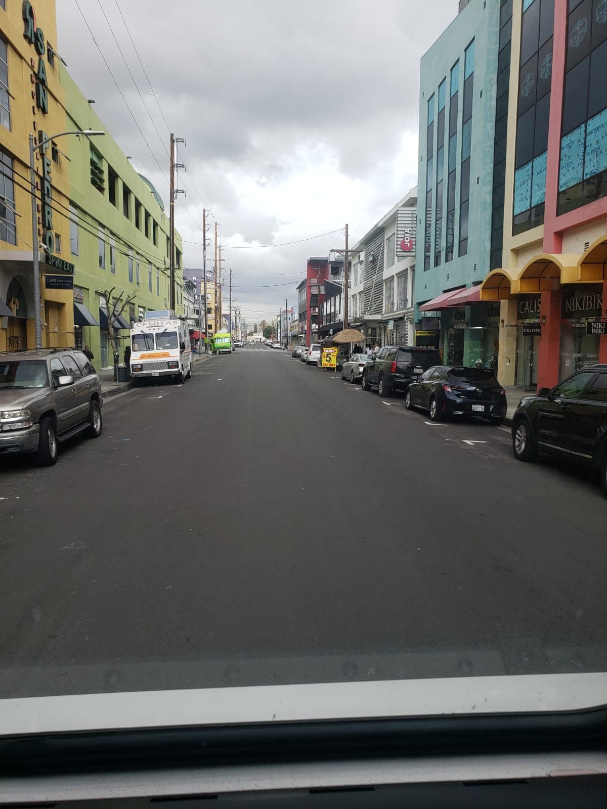 El popular centro de la moda mostró un panorama pocas veces visto de la zona que alberga cientos de comercios, principal fuentes de 
<a href="https://www.univision.com/local/los-angeles-kmex/gobierno-de-california-activa-mecanismos-de-apoyo-a-personas-que-perdieron-sus-empleos-por-el-coronavirus-video">empleos</a> de miles de hispanos en 
<a href="https://www.univision.com/local/los-angeles-kmex/">Los Ángeles. </a>