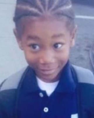 <h3 class="cms-H3-H3">Ayshawn Davis</h3>
<br>
<br>Con 11 años cumplidos, este menor
<b> <a href="https://www.fbi.gov/wanted/seeking-info/ayshawn-davis" target="_blank">fue asesinado en medio de un tiroteo</a></b> desde un automóvil en Albany, Nueva York el 13 de septiembre de 2020. 
<br>
<br>Las autoridades siguen solicitando ayuda del público en general 
<b>para identificar a las personas responsables. </b>
<br>
<br>La agencia está ofreciendo
<b> hasta 10,000 dólares</b> por información que conduzca a la identificación, arresto y condena de las personas responsables del homicidio de Ayshawn Davis.
<br>