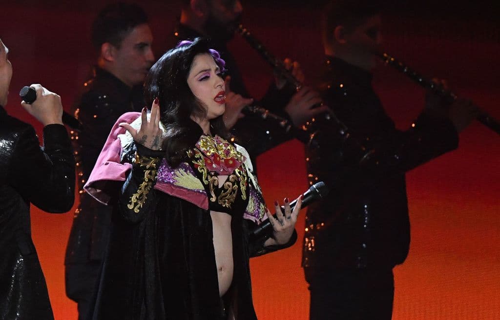 Mon Laferte cantanto en los Latin GRAMMY 2021