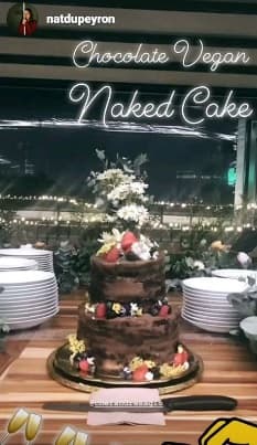 Para celebrar su matrimonio civil, la pareja eligió un
<b>pastel de chocolate vegano</b> acompañado de frutos rojos y algunas florecitas.