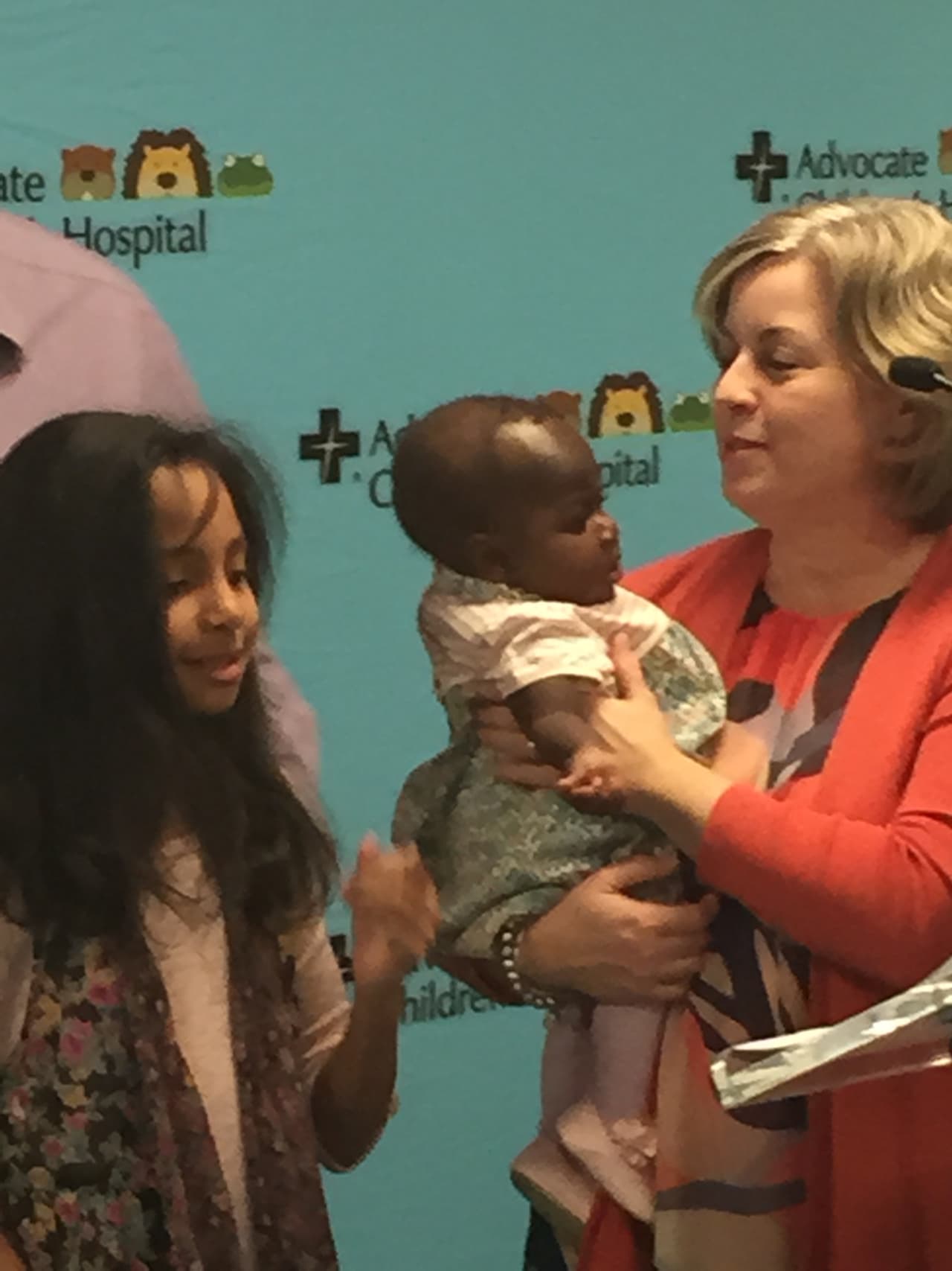 La familia de acogida con la que Dominique vive en Chicago describe a la pequeña como una niña muy despierta.