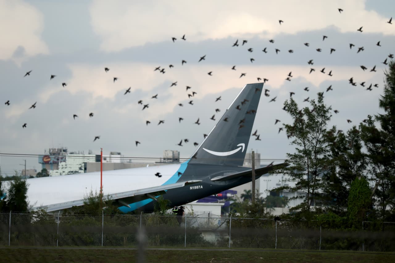 Más de 60 unidades de bomberos y rescate del condado de Miami-Dade llegaron al sitio para combatir el incendio y evaluar a posibles víctimas.