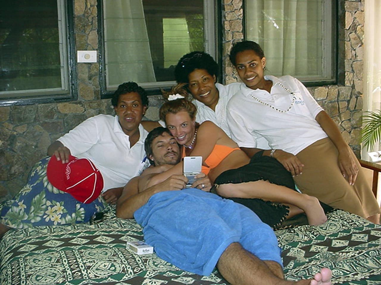 Aquí posando con algunos empleados del resort.