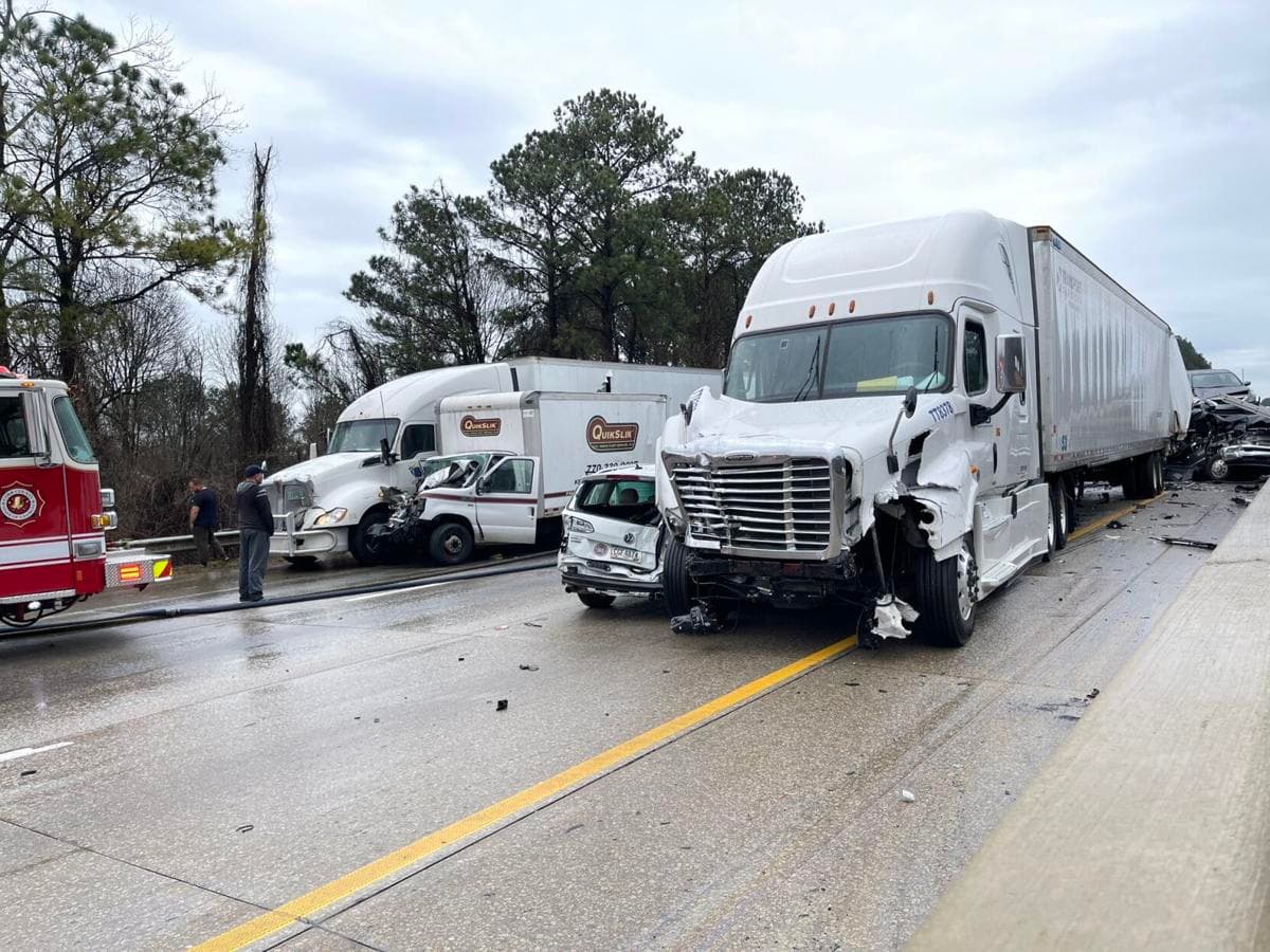Por lo menos 1 personas falleció. Las autoridades no han informado cuántas personas resultaron heridas.