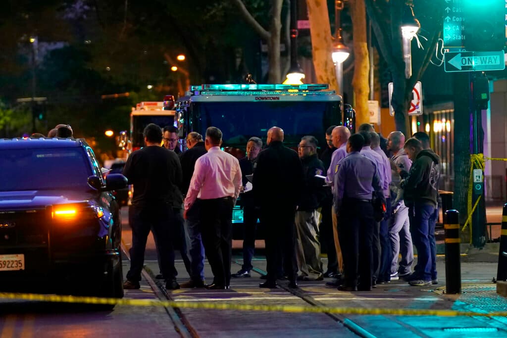 Videos difundidos en redes muestran que la calle se encontraba repleta en esta zona de bares y restaurantes, incluso había peleas que se desarrollaban instantes antes de que se escucharan varios disparos.