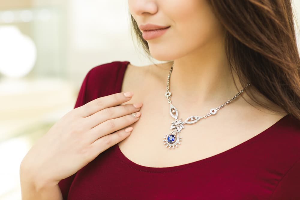 Por todo esto, una pieza de joyería que combine la plata o platino con alguna de todas estas piedras sin duda será un gran aliado para un Piscis.