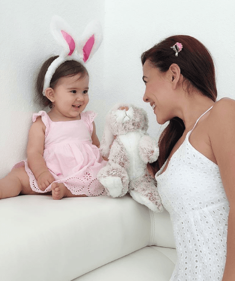 Además, Vela también se encarga desde ya de consentir a su pequeña princesa, con detalles y hasta fiestas de cumpleaños envidiables.