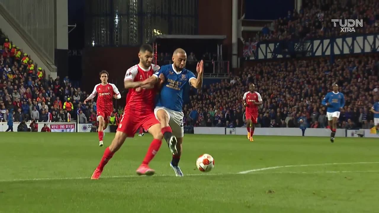 ¡Expulsión! El árbitro saca la roja directa a Vítor Tormena.