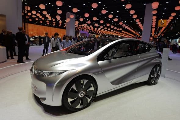 Renault también presentó en PArís el Eolab, un concepto que puede lograr un consumo de 1 litro de combustible por cada 100 kilómetros, o lo que es lo mismo: 282 mpg.