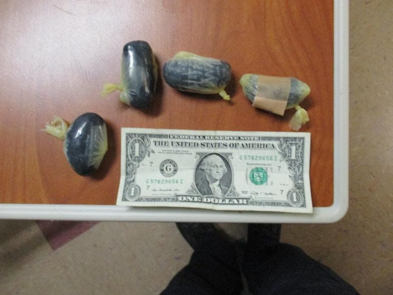 Cápsulas con heroína negra que un hombre transportaba dentro de su cuerpo al cruzar a pie la garita de Presidio, Texas, el 24 de enero de 2017.