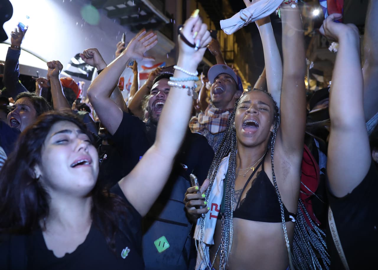 Expresiones de júbilo entre la alegría y el llanto pudieron verse entre las personas que siguieron protestando en las calles de Puerto Rico, en exigencia de la dimisión de Rosselló.