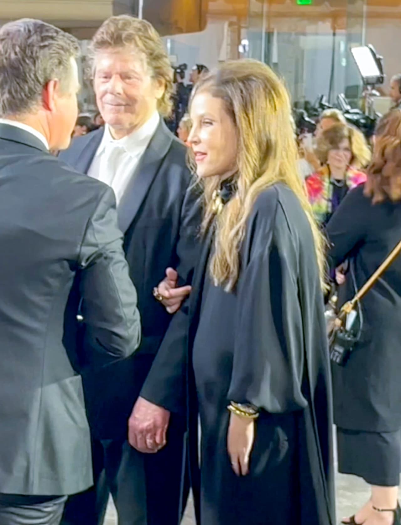 De acuerdo con People, Lisa Marie fue trasladada de urgencia al hospital la mañana de ayer, esto debido a un posible paro cardiaco.
<br>