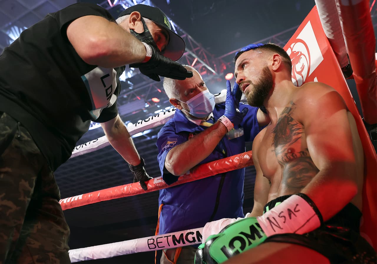 Para el tercer y cuarto asalto Teófimo López había conectado más golpes.