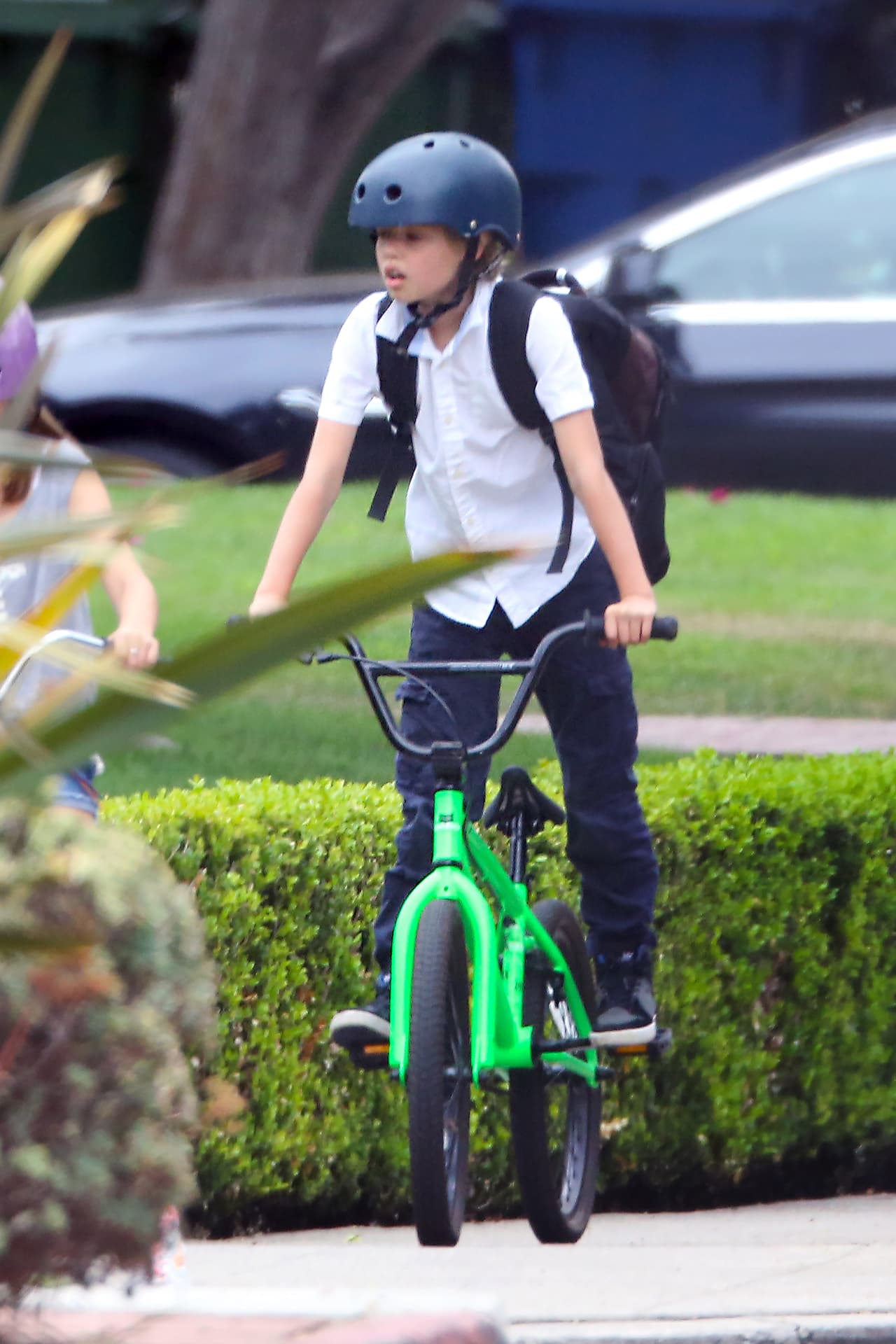 Shiloh iba vestida con unos pantalones y un camisa blanca de manga corta.