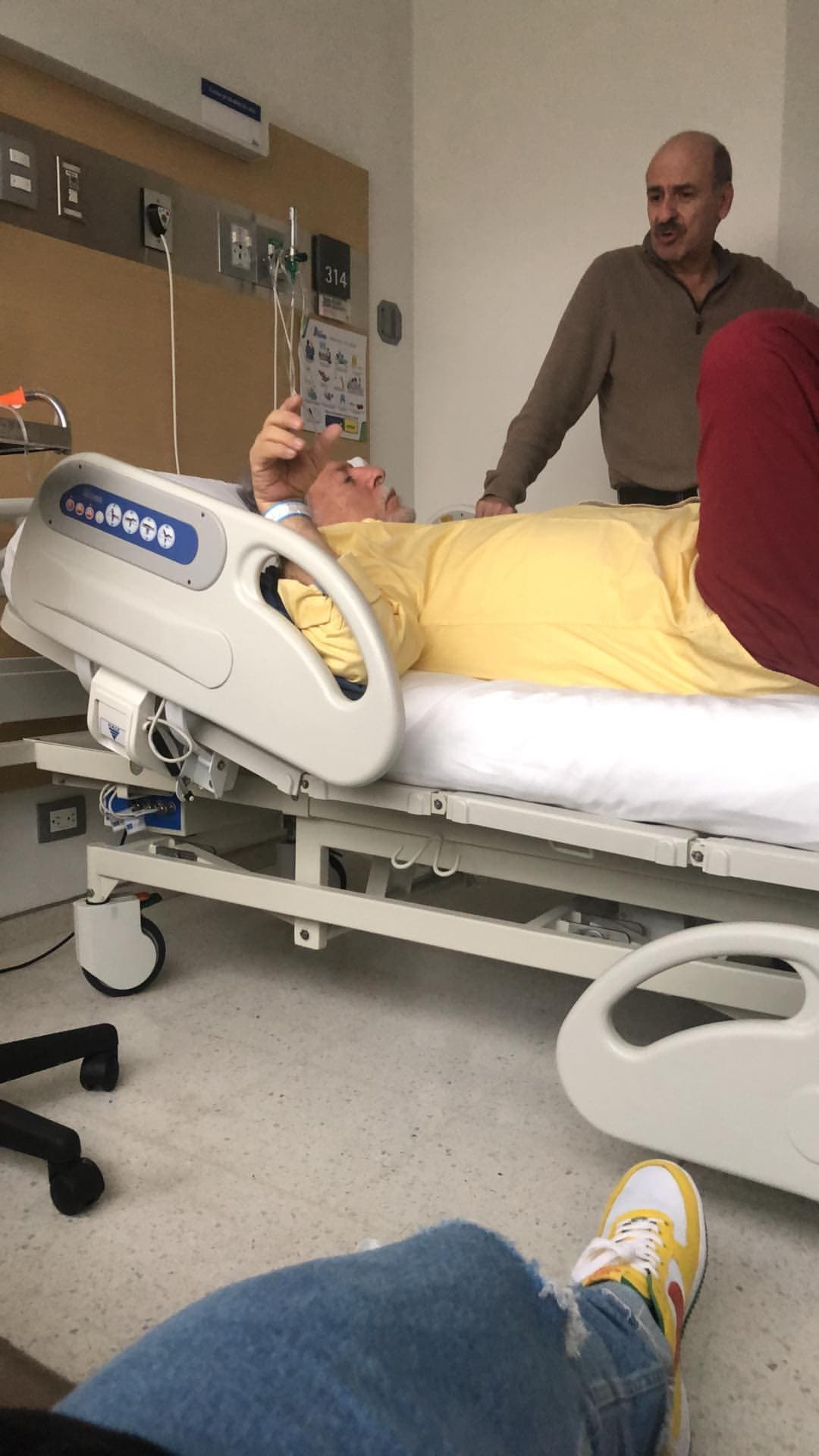 El cantante viajó hasta Medellín, Colombia, donde visitó la clínica y convivió con su papá.