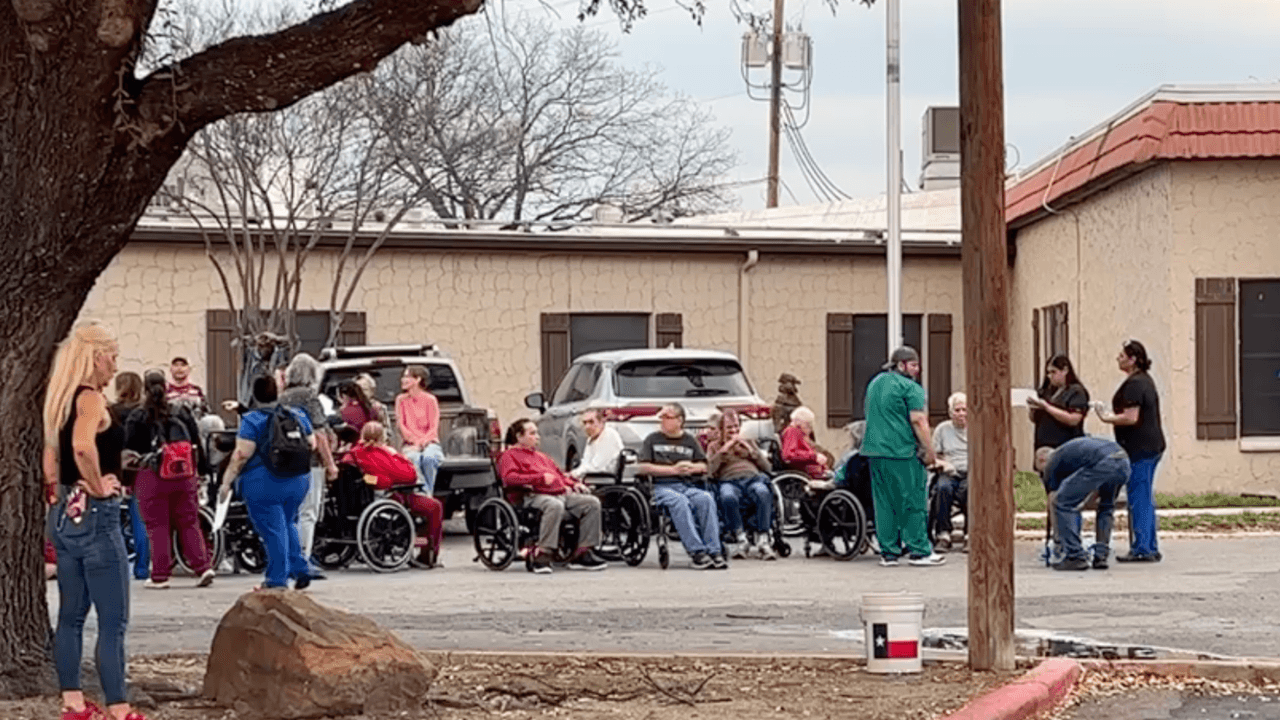 Evacúan un asilo por un incendio que empezó en un colchón, pero sin heridos