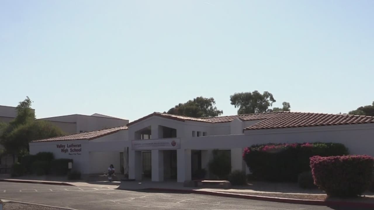 Coronavirus: ponen en cuarentena a más de 50 estudiantes en una preparatoria de Phoenix 