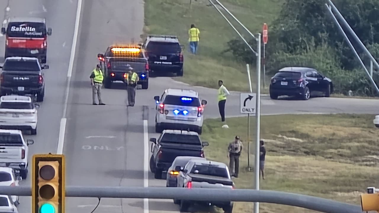 Minutos después, se aclaró que 
<b>no se trataba de un tirador activo</b>, aunque la situación seguía bajo investigación y el campus permanecía asegurado por elementos policiales.