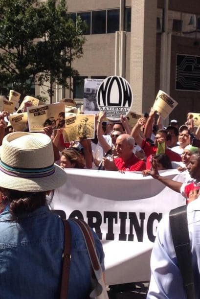A eso de las 10 AM del jueves decenas de inmigrantes se congregaron frente a las instalaciones de ICE en Washington DC. Foto de @cpecq.jpg.