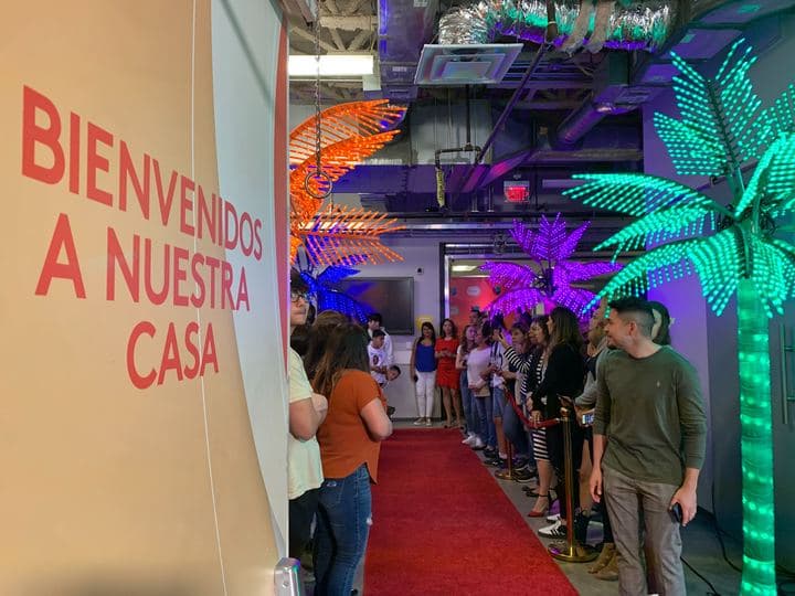 Desde muy temprano los seguidores de los actores de Hollywood estuvieron atentos a su llegada.