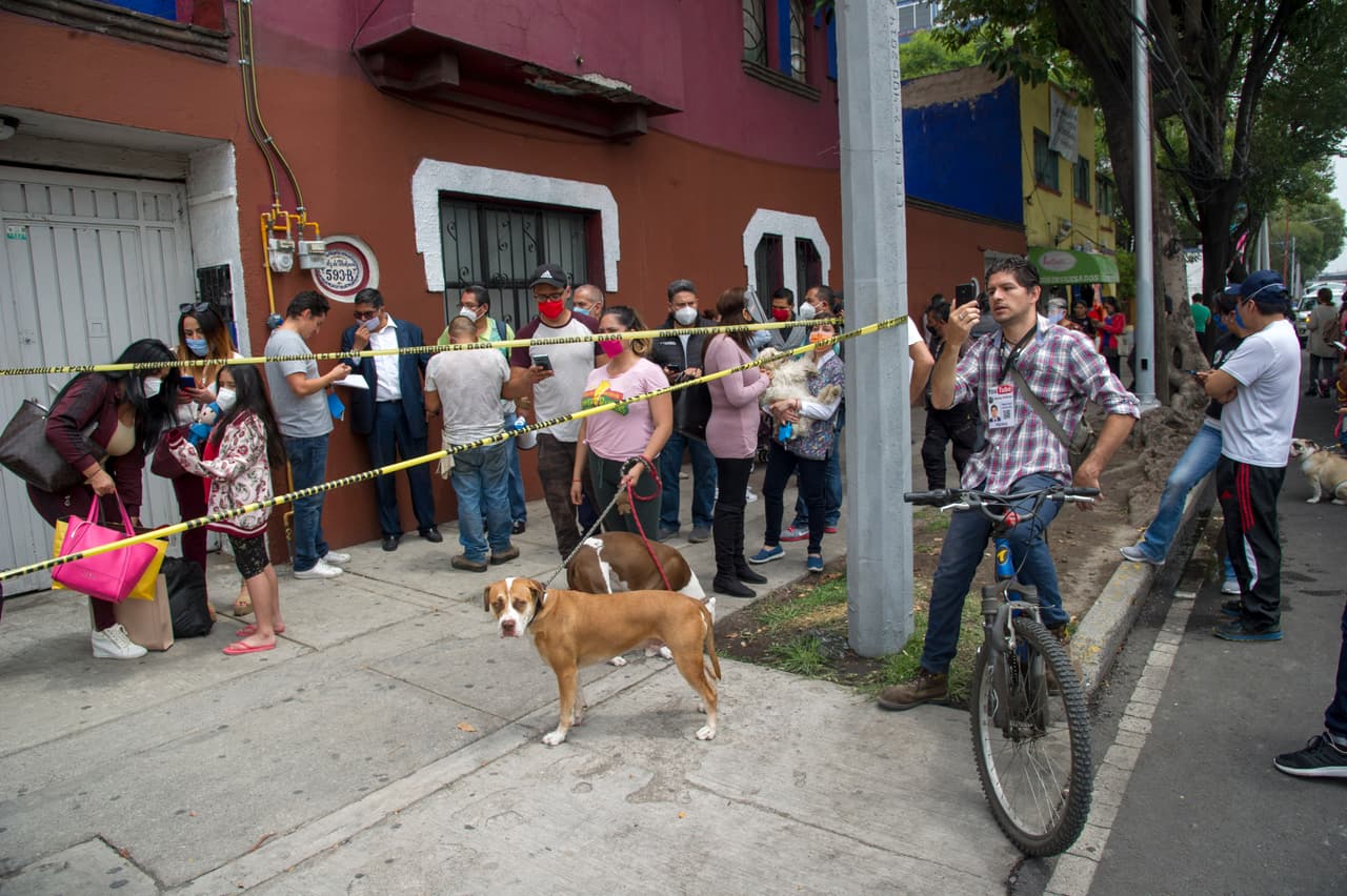 Personas después de haber evacuado un edificio después del terremoto del 23 de junio de 2020 en la Ciudad de México.