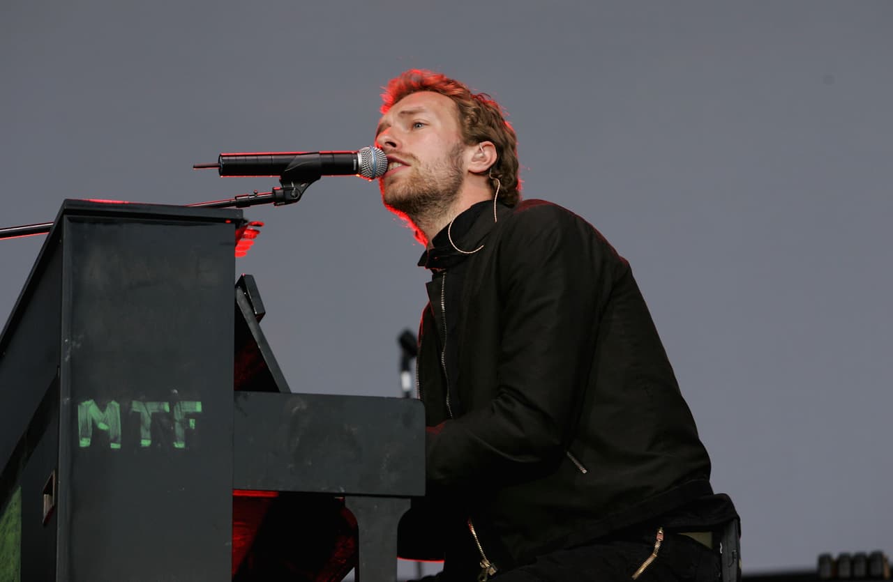 Coldplay Pays Tribute to Chester Bennington 