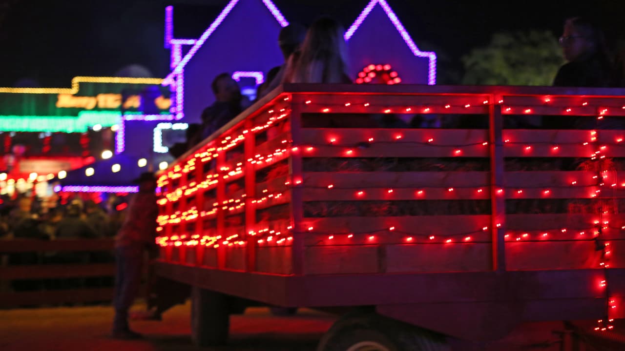 Una camioneta lleva dos remolques, en los que acomodan en promedio unas 50 personas.