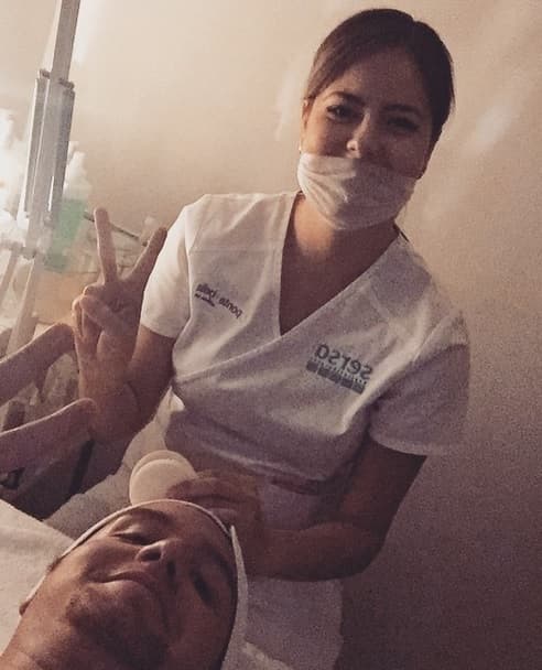 Entre los nominados también tenemos a El Dasa, quein se prepara para lucir más galán que nunca con esta sesión de 'peeling'.