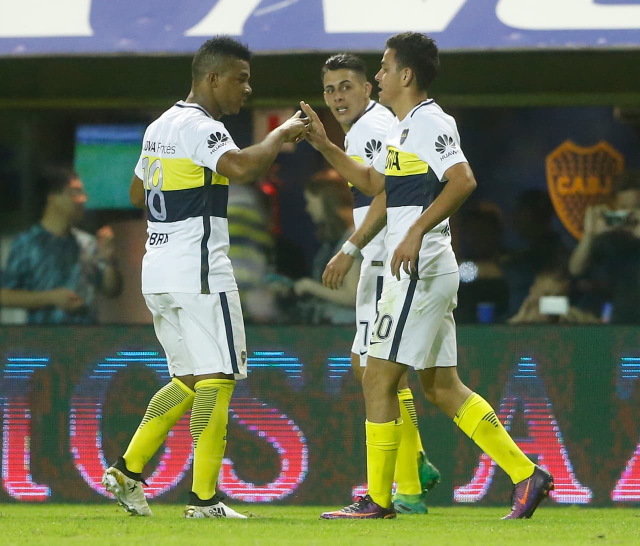 Maroni fue arropado por sus compañeros: uno de ellos es el mediocampista colombiano Wilmar Barrios.