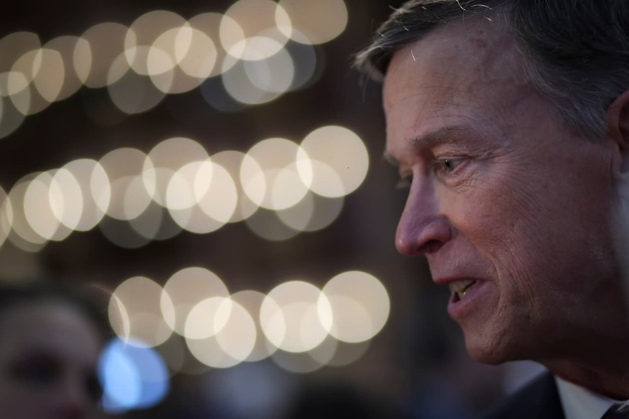 El gobernador de Colorado, 
<a href="https://www.univision.com/temas/john-hickenlooper">John Hickenlooper</a>, dedicó una de sus intervenciones a 
<b>atacar el socialismo</b>, en un mensaje velado contra Sanders. "Si no definimos claramente que no somos socialistas, los republicanos nos atacarán de todas las maneras posibles y nos llamarán socialistas", dijo. Más tarde en el debate explicó con más detalle: "Si nos volvemos hacia el socialismo, corremos el riesgo de ayudar a reelegir al peor presidente de la historia americana".