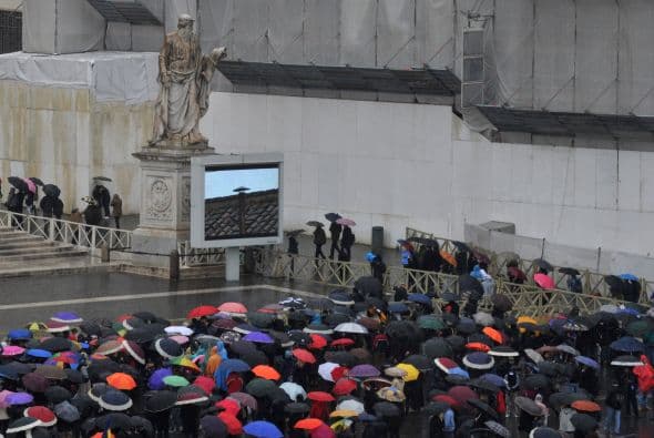 Roma amaneció este miércoles bajo una intensa lluvia y frío previo a la segunda "fumata" del cónclave que se observó en la Plaza de San Pedro esta mañana y en la cual se reunieron decenas de personas.