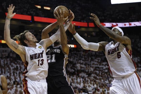 Habrá séptimo juego entre los Spurs y los Heat (30 fotos) ¡Locura total! Un juego electrizante, inolvidable, donde ambos equipos dieron una demostración inolvidable en el American Airlines Arena, manteniendo en vilo a los fanáticos en San Antonio y en Miami, primero durante los 48 minutos regulares y después en los 5 minutos de OT. .Tim Duncan, con una clásica demostración durante todo el partido, anotó más tantos en la primera mitad que la combinación de los 3 de Miami, Wade-James-Bosh 25/21, facilitando que los Spurs dominaran al Heat hasta comenzar el cuarto período, cuando Miami llevo a cabo un cambio de jugadores. Cuando solo faltaban 5 segundos para coronarse campeones los San Antonio Spurs, el incomparable Ray Allen empató el partido con un tiro de 3 puntos, forzando el OT. Con 1:43 en el reloj, LeBron James (triple/doble, 32 puntos, 11 asistencias y 10 rebotes) encaramó al Heat 101-100, y al concluir el OT, de nuevo Allen realizó una formidable jugada defensiva, dando dos puntos más al Heat, que terminó, a pesar de los umpires y para desconcierto de los comentaristas que daban el cetro a San Antonio, 103-101 sobre los Spurs. .