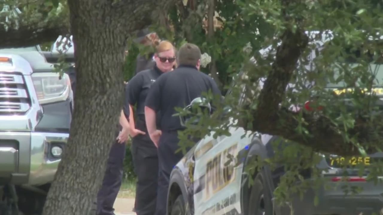 Registran dos muertos y un oficial herido tras ataque dentro de una vivienda en San Antonio
