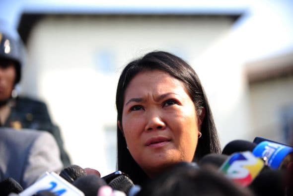 La hija del ex presidente Alberto Fujimori, Keiko Fujimori, acortó la distancia que le separa de Ollanta Humala, el favorito para ganar la segunda vuelta presidencial del 5 de junio, según un sondeo divulgado el jueves.