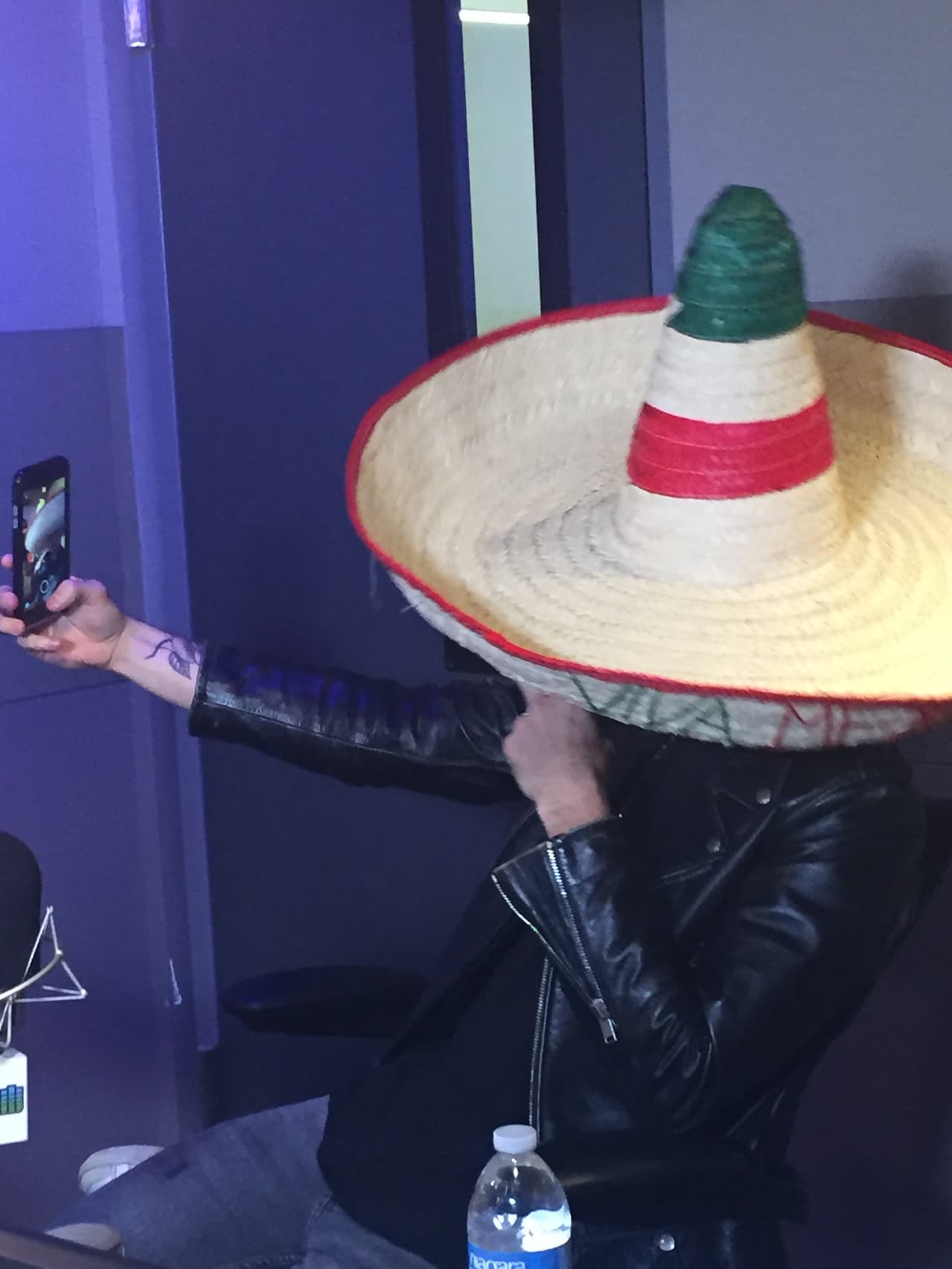 Los hermanos Jesse y Joy pasaron por los estudios de Uforia Nation para platicar con Pancho y Rene. Sin imaginar que Calibre 50 los iba a sorprender.