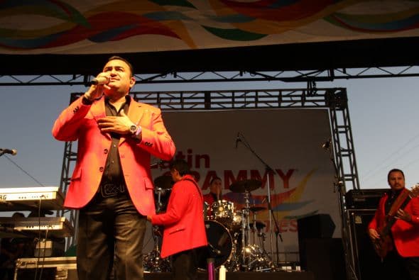 Cientos de personas disfrutaron de la tremenda celebración del Latin Grammy Street Party en Phoenix, donde estuvieron presentes varias agrupaciones nominadas a los premios GRAMMY® Latino incluyendo: Conjunto Primavera, Voz de Mando y Los Canarios de Michoacán. Esta fenomenal fiesta es un preámbulo a la gran noche de la música con la edición 15 de los premios anuales del GRAMMY Latino. Además de disfrutar de lo mejor de la música, los fans pudieron ganar premios y conocer a personalidades de Televisión y Radio de Univisión Arizona.