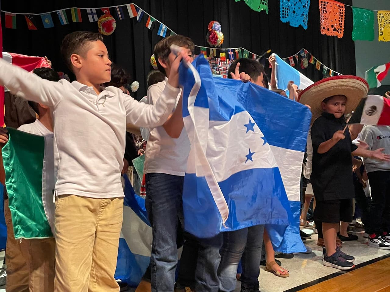 Los pequeños mostraron bailes típicos y tradicionales de sus países de origen. Esta escuela tiene un 99% de estudiantes hispanos.