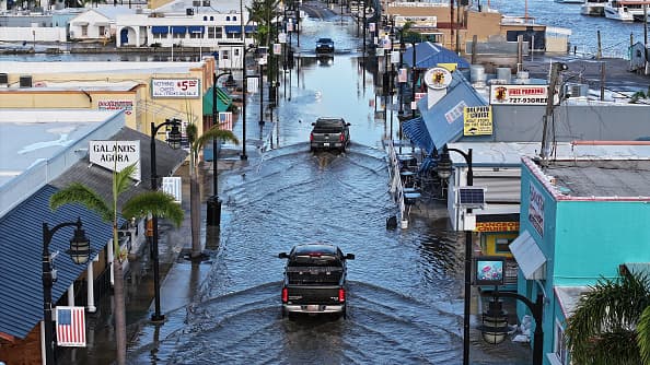 En las costas de Tarpon Springs, así es cómo 
<b>circulan autos entre el agua y algunas inundaciones, tras el paso del huracán Helene. </b>
