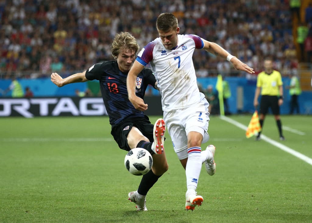 Por conducto de Johann Gudmunsson (9) Islandia intentó de inmediato conseguir ese gol que alargara su estadía en su primer Mundial. Pero el defensa Tin Jedvaj (13) le respiró en la nuca.