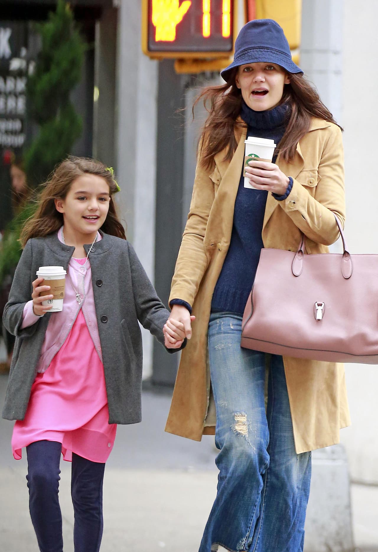 Tras seis años de matrimonio, Katie y Tom decidieron divorciarse. Este hecho generó un vínculo más estrecho entre Katie y Suri, quien parecería estar cada vez más alejada de su padre.