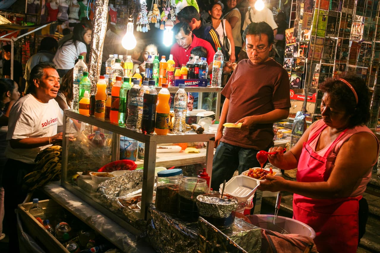 <b>México: 187 dólares al mes.</b> En la 
<a href="https://www.gob.mx/conasami/articulos/evaluacion-de-impacto-del-salario-minimo-en-la-zona-libre-de-la-frontera-norte"><u>‘zona libre de la frontera norte’</u></a> el salario mínimo mexicano es mayor al del resto del país. Hay casi 37 millones de mexicanos en Estados Unidos, el mayor grupo hispano. Tiene 128 millones de habitantes y es el cuarto más afectado por el covid-19 en la región (1,217,126 infectados y 112,326 muertes).