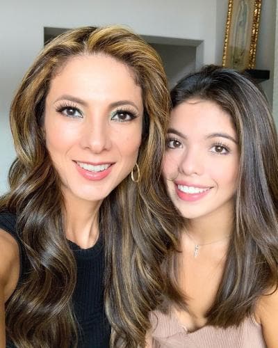 En redes sociales, Priscila compartió cómo fue su experiencia al compartir tiempo en backstage con Nodal: "Superpadre concierto del talentoso, simpático y amable Nodal con mi Gustavo Ángel y mi princesa Sara. Gracias por todas las atenciones. Bendiciones y éxito siempre".