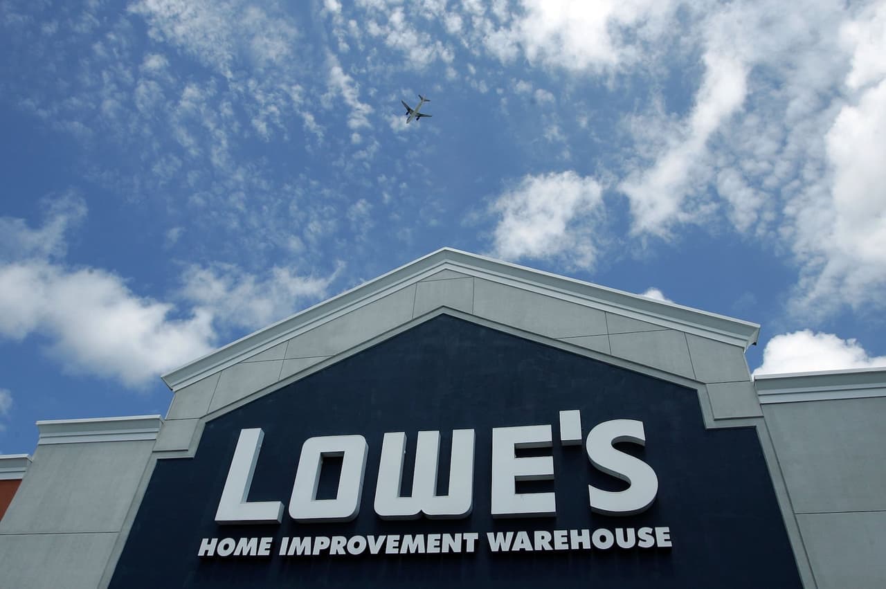 <b>Lowes</b>
<br>Tras múltiples despidos y cierres de 20 sucursales a nivel nacional, 
<a href="https://www.univision.com/local/los-angeles-kmex/tienda-ofrece-electrodomesticos-a-grandes-descuentos-con-este-pequeno-detalle">Lowes abrió su primer outlet en Monrovia, California</a> y ofrece electrodomésticos nuevos, con garantía de hasta tres años y con descuentos de hasta 70%.
