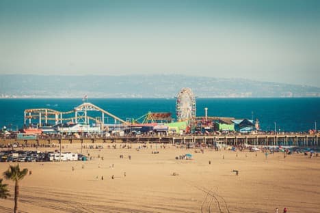 <b>Santa Mónica Pier:</b> Santa Mónica es uno de los destinos mas populares de Los Ángeles. Aquí podrá ver la ciudad y el océano desde lo alto de la rueda de la fortuna de Pacific Park y dar un paseo por el famoso muelle de la ciudad.