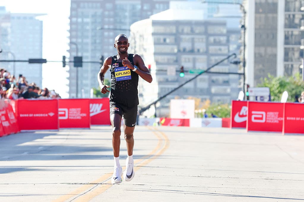 Kipruto, quien terminó tercero en 2024 y segundo en 2025, superó al defensor del título 
<b>Jacob Kiplimo</b> de Uganda, que finalizó cuarto en 2:04:18
<br>
