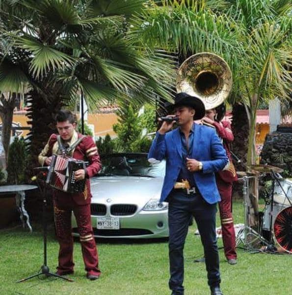 Otro de los autos utilizados en dicho video fue un
<b> BMW Z4.</b>