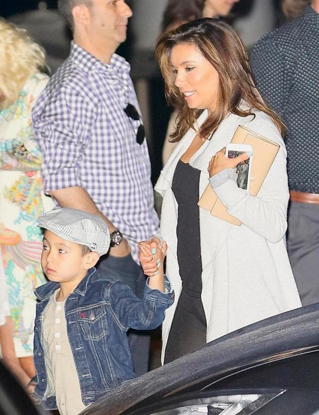 Mientras
<b> Eva Longoria </b>paseaba con su sobrino por las calles de Malibú, en California, Estados Unidos, enseñó de más por culpa de su vestimenta.