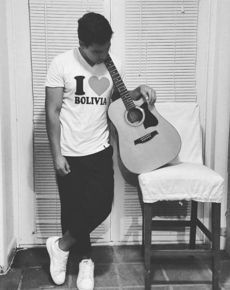 Dejando atrás a su familia y queriendo triunfar en la música decidió viajar a Estados Unidos.